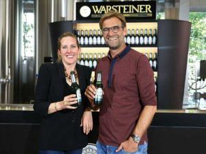 Jürgen Klopp und Catharina Cramer, Brauereichefin, in der Brauakademie der Warsteiner Brauerei