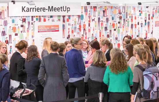 Fotos von der herCAREER, Fachmesse, Die Karrieremesse für Absolventinnen, Frauen in Fach- und Führungspositionen und Existenzgründerinnen, Careers for Women, Messe München, Fotoaufnahmen aus dem Fotostudio Franz Pfluegl, aufgenommen im Auftrag der messe.rocks GmbH