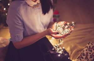 Weihnachten_Frau_kugelpexels-photo-281417
