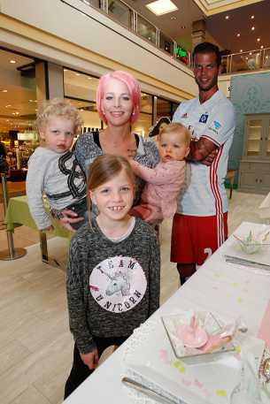 Dana und Dennis Diekmeier mit den Kindern Dion, Dalina und Delani The Perfect Easter Table, Promis dekorieren im Alstertal Zentrum in Hamburg am 27.März 2017 Foto: Abi Schmidt