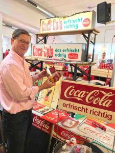 Coca-Cola Archivar Ted Ryan auf der Coke Convention in Essen. Weiterer Text über ots und www.presseportal.de/nr/7974 / Die Verwendung dieses Bildes ist für redaktionelle Zwecke honorarfrei. Veröffentlichung bitte unter Quellenangabe: "obs/Coca-Cola Deutschland"