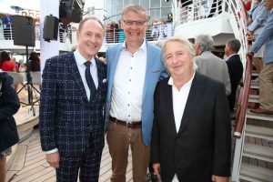 "MS EUROPA meets Sansibar 2017": Ann-Kathrin Kramer und Stephan Grossmann sind Sieger des diesjährigen MS EUROPA Poetry Award / Karl J. Pojer, Günther Jauch, Herbert Seckler MS EUROPA MEETS SANSIBAR vor List auf Sylt am 29.07.2017 AGENCY PEOPLE IMAGE (c.)MARKO GREITSCHUS Weiterer Text über ots und www.presseportal.de/nr/22469 / Die Verwendung dieses Bildes ist für redaktionelle Zwecke honorarfrei. Veröffentlichung bitte unter Quellenangabe: "obs/Hapag-Lloyd Cruises/API(c.)MARKO GREITSCHUS"