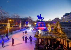 Heimat der Heinzel Weihnachtsmarkt und Eisbahn auf dem Heumarkt in der Altstadt in Köln