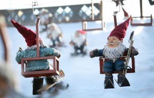 Weihnachtsmarkt Köln Altstadt Heimat der Heinzel Sessellift und Skipiste an der Eisbahn auf dem Heumarkt in der Altstadt in Köln.